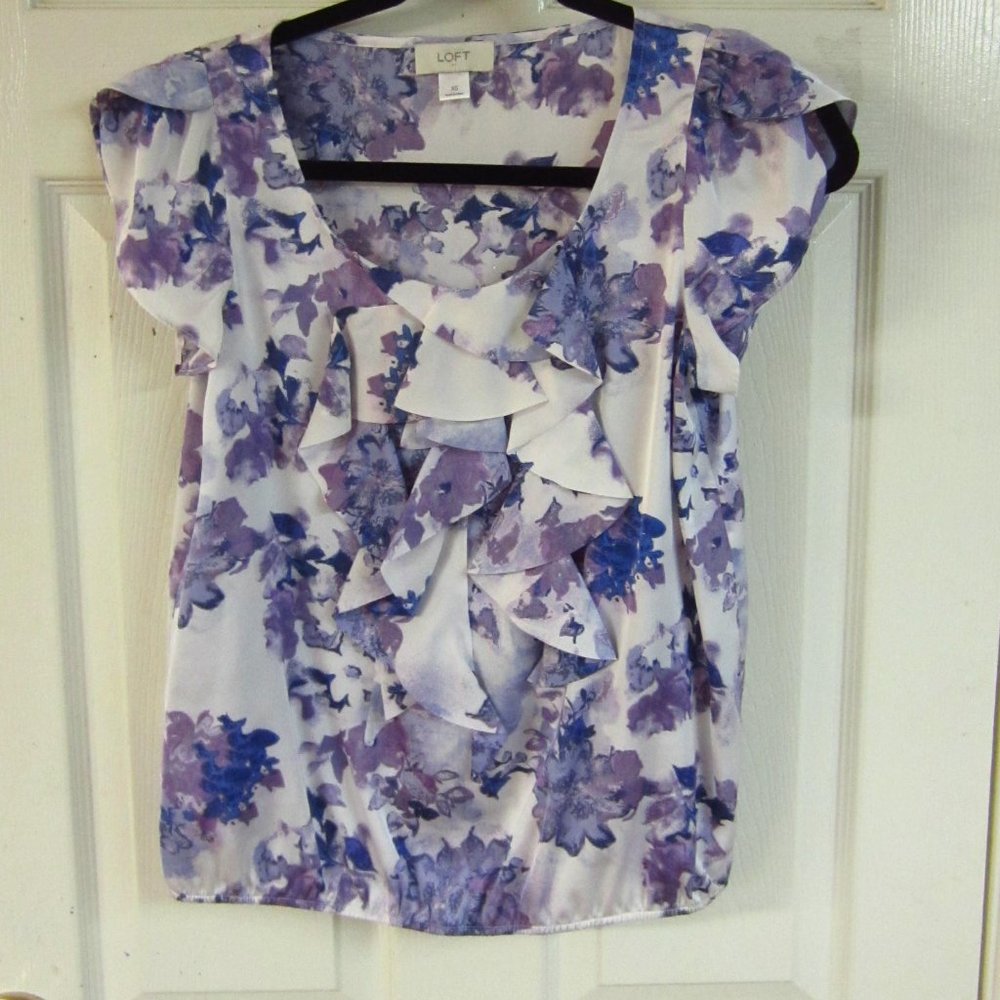 Loft cap slv ruffle front floral top size xs